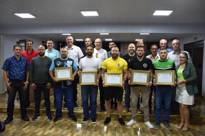Professores de luta e artes marciais recebem Moção de Aplausos e Reconhecimento na Câmara
